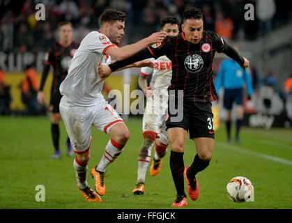 Colonia, Germania. Xiii Febbraio, 2016. Koeln's Jonas Hector anteriore (L) e Francoforte Ben-Hatira Anis si contendono la palla durante la Bundesliga tedesca partita di calcio tra 1. FC Koeln e Eintracht Francoforte in RheinEnergie Stadium di Colonia, Germania, 13 febbraio 2016. Foto: Monika SKOLIMOWSKA/dpa (EMBARGO CONDIZIONI - attenzione - a causa di accreditamento orientamenti il DFL consente solo la pubblicazione e utilizzazione di fino a 15 immagini per corrispondenza su internet e nei contenuti multimediali in linea durante il match)/dpa/Alamy Live News Foto Stock