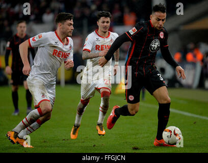 Colonia, Germania. Xiii Febbraio, 2016. Francoforte sul Meno si Anis Ben-Hatira (R) in azione durante la Bundesliga tedesca partita di calcio tra 1. FC Koeln e Eintracht Francoforte in RheinEnergie Stadium di Colonia, Germania, 13 febbraio 2016. Foto: Monika SKOLIMOWSKA/dpa (EMBARGO CONDIZIONI - attenzione - a causa di accreditamento orientamenti il DFL consente solo la pubblicazione e utilizzazione di fino a 15 immagini per corrispondenza su internet e nei contenuti multimediali in linea durante il match)/dpa/Alamy Live News Foto Stock