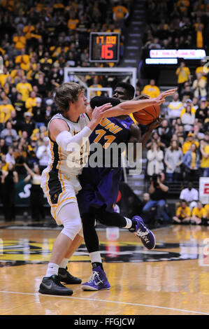 Wichita, Kansas, Stati Uniti d'America. Xiii Febbraio, 2016. Wichita State Shockers guard Ron Baker (31) difende la Northern Iowa Panthers guard Wes Washpun (11) durante il NCAA pallacanestro tra Nord Iowa Panthers e Wichita State Shockers a Charles Koch Arena di Wichita, Kansas. Kendall Shaw/CSM/Alamy Live News Foto Stock