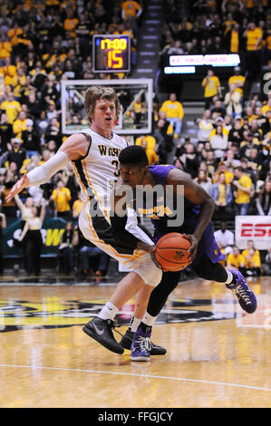 Wichita, Kansas, Stati Uniti d'America. Xiii Febbraio, 2016. Northern Iowa Panthers guard Wes Washpun (11) è appoggiato in Wichita State guardia Shockers Ron Baker (31) come egli aziona il carrello durante il NCAA pallacanestro tra Nord Iowa Panthers e Wichita State Shockers a Charles Koch Arena di Wichita, Kansas. Kendall Shaw/CSM/Alamy Live News Foto Stock