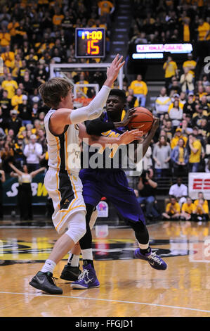 Wichita, Kansas, Stati Uniti d'America. Xiii Febbraio, 2016. Wichita State Shockers guard Ron Baker (31) difende la Northern Iowa Panthers guard Wes Washpun (11) durante il NCAA pallacanestro tra Nord Iowa Panthers e Wichita State Shockers a Charles Koch Arena di Wichita, Kansas. Kendall Shaw/CSM/Alamy Live News Foto Stock