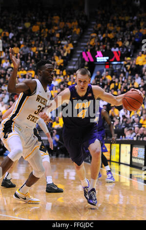 Wichita, Kansas, Stati Uniti d'America. Xiii Febbraio, 2016. Northern Iowa Panthers avanti Klint Carlson (2) rigidi per il cestello come Wichita State Shockers avanti il riferimentosia McDuffie (32) difende durante il NCAA pallacanestro tra Nord Iowa Panthers e Wichita State Shockers a Charles Koch Arena di Wichita, Kansas. Kendall Shaw/CSM/Alamy Live News Foto Stock