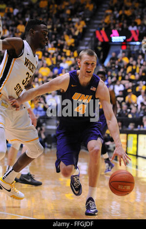 Wichita, Kansas, Stati Uniti d'America. Xiii Febbraio, 2016. Northern Iowa Panthers guard Paolo Jesperson (4) fends off Wichita State Shockers avanti il riferimentosia McDuffie (32) come egli aziona il carrello durante il NCAA pallacanestro tra Nord Iowa Panthers e Wichita State Shockers a Charles Koch Arena di Wichita, Kansas. Kendall Shaw/CSM/Alamy Live News Foto Stock