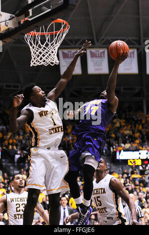 Wichita, Kansas, Stati Uniti d'America. Xiii Febbraio, 2016. Northern Iowa Panthers guard Wes Washpun (11) Spara la palla su di Wichita State Shockers avanti Zach marrone (1) durante il NCAA pallacanestro tra Nord Iowa Panthers e Wichita State Shockers a Charles Koch Arena di Wichita, Kansas. Kendall Shaw/CSM/Alamy Live News Foto Stock