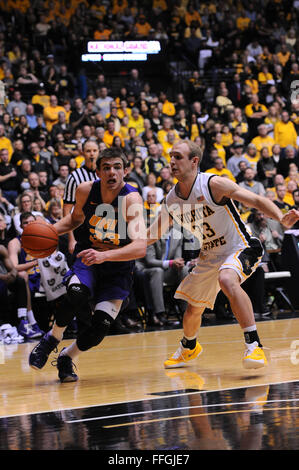 Wichita, Kansas, Stati Uniti d'America. Xiii Febbraio, 2016. Northern Iowa Panthers guard Wyatt Lohaus (33) rigidi per il cestello come Wichita State guardia Shockers Conner Frankamp (33) difende durante il NCAA pallacanestro tra Nord Iowa Panthers e Wichita State Shockers a Charles Koch Arena di Wichita, Kansas. Kendall Shaw/CSM/Alamy Live News Foto Stock