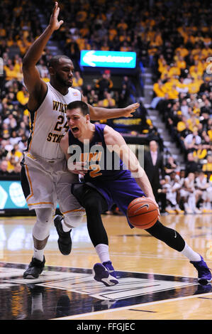 Wichita, Kansas, Stati Uniti d'America. Xiii Febbraio, 2016. Northern Iowa Panthers avanti Klint Carlson (2) rigidi per il cestello da Wichita State Shockers avanti Shaquille Morris (24) durante il NCAA pallacanestro tra Nord Iowa Panthers e Wichita State Shockers a Charles Koch Arena di Wichita, Kansas. Kendall Shaw/CSM/Alamy Live News Foto Stock