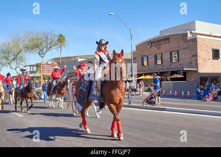 Scottsdale, Arizona, Stati Uniti. Il 13 febbraio, 2016. Un cavaliere a cavallo durante la Parada Del Sol Parade. Il percorso della parata corre attraverso il centro di Scottsdale, ed è una delle più grande cavallo sfilate in tutto il mondo. Credito: Jennifer Mack/Alamy Live News Foto Stock