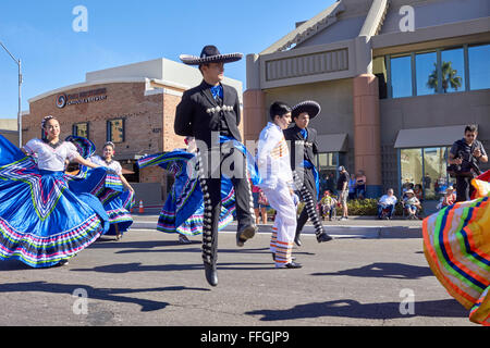 Scottsdale, Arizona, Stati Uniti. Il 13 febbraio, 2016. Un ballerino esegue durante la Parada Del Sol Parade. Il percorso della parata corre attraverso il centro di Scottsdale, ed è una delle più grande cavallo sfilate in tutto il mondo. Credito: Jennifer Mack/Alamy Live News Foto Stock