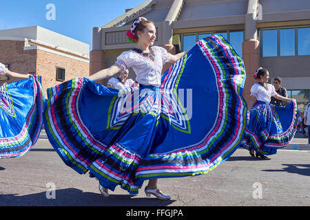 Scottsdale, Arizona, Stati Uniti. Il 13 febbraio, 2016. Una forfora esegue durante la Parada Del Sol Parade. Il percorso della parata corre attraverso il centro di Scottsdale, ed è una delle più grande cavallo sfilate in tutto il mondo. Credito: Jennifer Mack/Alamy Live News Foto Stock