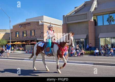 Scottsdale, Arizona, Stati Uniti. Il 13 febbraio, 2016. Un cavaliere a cavallo durante la Parada Del Sol Parade. Il percorso della parata corre attraverso il centro di Scottsdale, ed è una delle più grande cavallo sfilate in tutto il mondo. Credito: Jennifer Mack/Alamy Live News Foto Stock