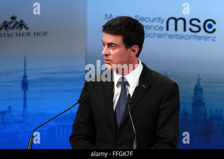 Monaco di Baviera, Germania. Xiii Febbraio, 2016. Il Primo ministro francese Manuel Valls assiste l'occasione della conferenza di Monaco sulla sicurezza (MSC) di Monaco di Baviera, Germania, il 13 febbraio, 2016. Il Primo ministro francese Manuel Valls sostenuto qui il sabato che una transizione sostenibile verso la pace dovrebbero essere organizzati in Siria. Credito: Luo Huanhuan/Xinhua/Alamy Live News Foto Stock