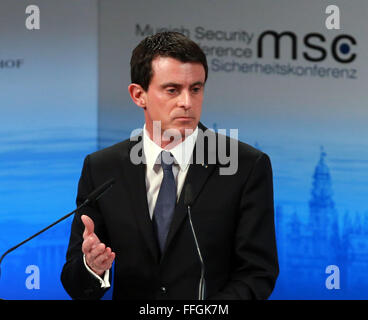 Monaco di Baviera, Germania. Xiii Febbraio, 2016. Il Primo ministro francese Manuel Valls assiste l'occasione della conferenza di Monaco sulla sicurezza (MSC) di Monaco di Baviera, Germania, il 13 febbraio, 2016. Il Primo ministro francese Manuel Valls sostenuto qui il sabato che una transizione sostenibile verso la pace dovrebbero essere organizzati in Siria. Credito: Luo Huanhuan/Xinhua/Alamy Live News Foto Stock