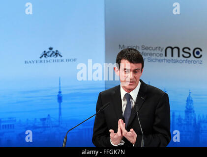 Monaco di Baviera, Germania. Xiii Febbraio, 2016. Il Primo ministro francese Manuel Valls assiste l'occasione della conferenza di Monaco sulla sicurezza (MSC) di Monaco di Baviera, Germania, il 13 febbraio, 2016. Il Primo ministro francese Manuel Valls sostenuto qui il sabato che una transizione sostenibile verso la pace dovrebbero essere organizzati in Siria. Credito: Luo Huanhuan/Xinhua/Alamy Live News Foto Stock