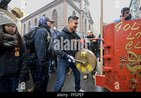 Un uomo sbattevano i tamburi durante il nuovo anno lunare cinese's Parade sulla Mott Street in CH8inatown, Manhattan New York City Foto Stock