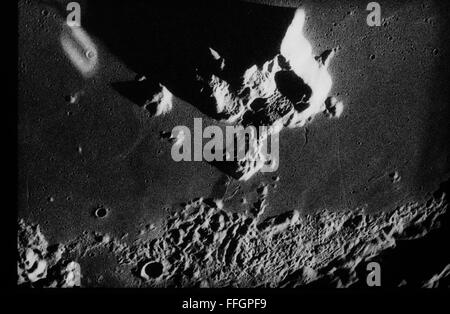 Questa collezione include l'archivio fotografico incontaminato di Apollo 17, con immagini della missione finale sulla Luna. Cattura gli sforzi degli astronauti Eugene Cernan, Harrison Schmitt e Ronald Evans, mostrando luoghi chiave come Taurus-Littrow e Mare Imbrium. Foto Stock