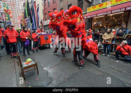 Un lios dance all'esterno di un ristorante su Doyers Street a Chinatown a New York City il Lunar New Year 2016. Foto Stock