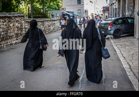 Le donne musulmane sul rinforzo Fejica strada pedonale nella città di Mostar, Bosnia Erzegovina Foto Stock