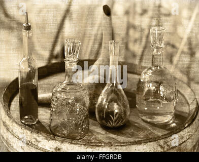 Vintage utensili di vetro per vino, cognac e chacha degustazione sulla botte di rovere in un antica cantina. La Georgia. Foto Stock