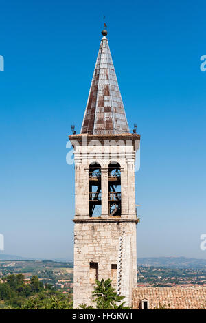 Spoleto, umbria. La maestosa torre campanaria di Santa Maria Assunta, il duomo di Spoleto. In Spoleto girare molte fiction TV Foto Stock