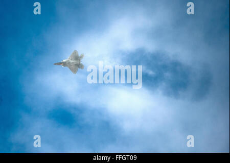 Un F-22 Raptor taglia attraverso le nuvole durante il patrimonio 2015 voli di addestramento e certificazione corso 1 marzo 2015, a Davis-Monthan Air Force Base, Ariz. L'annuale manifestazione aerea evento di formazione è stato tenuto a Davis-Monthan AFB dal 2001, fornendo i mezzi civili e militari ai piloti la possibilità di esercitarsi a volare in formazione per il prossimo air show stagione. Foto Stock