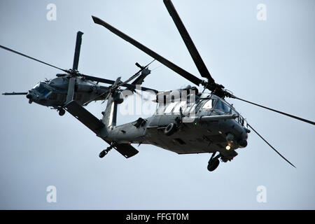 Due elicotteri HH-60G Pave Hawk partono per una missione di addestramento durante la Red Flag 15-2 alla Nellis Air Force base, NV, come parte di un'esercitazione completa di addestramento al combattimento aereo. Foto Stock