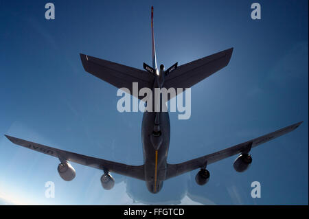 Un F-16 Fighting Falcon del 162nd Wing si avvicina a un KC-135 Stratotanker del 161st Air Refueling Wing per il rifornimento aereo. Il KC-135 fornisce un supporto cruciale alle missioni militari in tutto il mondo. Foto Stock