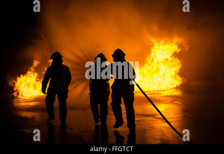 Tre studenti assegnati al 312Training Squadron battaglia un incendio durante un crash recovery lo scenario di addestramento al Louis F. Garland Dipartimento della Difesa Fire Academy, dal 15 ottobre 2015. Durante il recupero in caso di crash di formazione, gli studenti imparano a gestire un incendio e conservare alcuni dei militari più altamente ambita aerei in caso di emergenza incendio situazioni. Il DOD comune scuola è compreso di Air Force, Esercito, Marina, Marine e di servizio civile gli studenti. Foto Stock