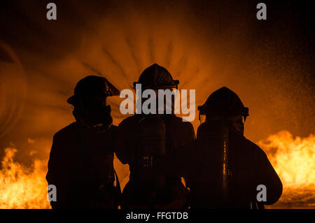 Tre studenti assegnati al 312Training Squadron battaglia un incendio durante un crash recovery lo scenario di addestramento al Louis F. Garland Dipartimento della Difesa Fire Academy, dal 15 ottobre 2015. Durante il recupero in caso di crash di formazione, gli studenti imparano a gestire un incendio e conservare alcuni dei militari più altamente ambita aerei in caso di emergenza incendio situazioni. Il DOD comune scuola è compreso di Air Force, Esercito, Marina, Marine e di servizio civile gli studenti. Foto Stock