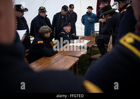 Ritirato Lt. Col. Brian Withrow siede in un personale incontro con forze dell'Unione Leader per discutere e tracciare un attacco contro le forze confederate durante una guerra civile rievocazione. La rievocazione ha avuto luogo sul 151st anniversario della battaglia presso il Cedar Creek Battlefield vicino a Middletown, Virginia. Foto Stock