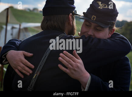 Ritirato Lt. Col. Brian Withrow e suo figlio Giosuè Withrow (destra) dare ad ogni altra un abbraccio addio dopo la battaglia rievocazione a Cedar Creek vicino a Middletown, Virginia. Il padre e il figlio è entrato in rievocazioni in 2000. Foto Stock