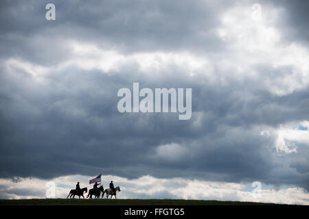 Ritirato Lt. Col. Brian Withrow corse verso la linea di fronte al fianco del comandante generale e il suo staff durante una guerra civile battaglia rievocazione vicino al Cedar Creek battlefield in Virginia. Withrow svolge un montato responsabile del personale nel ruolo del terzo U.S. Fanteria, società B comandante generale assistente del capo del personale. Foto Stock