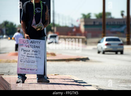 Raymond Anthony Capla, un veterano dell'esercito che prestò servizio dal 1977 al 1982, si trova nella San Gabriel Valley, California, vicino al luogo in cui risiede sotto il ponte di Ramona Boulevard. Foto Stock