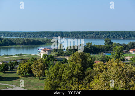 Vista aerea sul Fiume Danubio e la grande isola di guerra a Belgrado in Serbia Foto Stock