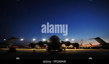 Stati Uniti Air Force Globemaster III aeromobile assegnati alla 437th Airlift Wing a Charleston Air Force Base., S.C., resto sul flightline durante il pre-operazioni di volo prima del decollo durante il grande pacchetto settimana a Fort Bragg, N.C. Foto Stock