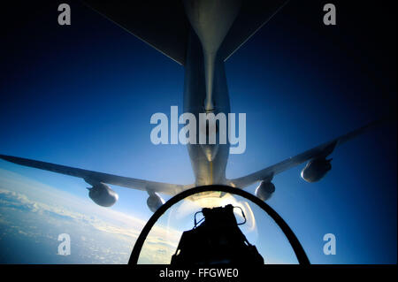 Un U.S. Air Force KC-135 Stratotanker refuels un F-16 Fighting Falcon oltre l'Oceano Pacifico durante l'esercizio a far fronte Nord 2012, febbraio 16, 2012. Gli Stati Uniti Air Force, l'aria giapponese di auto difesa e la Royal Australian Air Force ha cominciato a esercitare il fronte Nord 2012 qui 11 febbraio. L'esercizio, che verranno eseguiti attraverso Feb. 24, è il più recente di una serie di imprese multinazionali di esercizi pensati per migliorare la situazione di ogni paese le operazioni dell'aria. Foto Stock