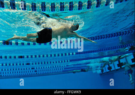 1Lt. Ryan McGuire, un due volte partecipante del guerriero giochi di competizione di nuoto, pedate acqua durante la pratica in Stati Uniti Air Force Academy piscina presso il camp di selezione per il 2012 Giochi guerriero. McGuire potrà competere anche nella seduta di pallavolo e la via e il campo eventi. Egli è un C-17 Globemaster III pilota alla base comune Lewis-Mccorda, nello Stato di Washington Foto Stock