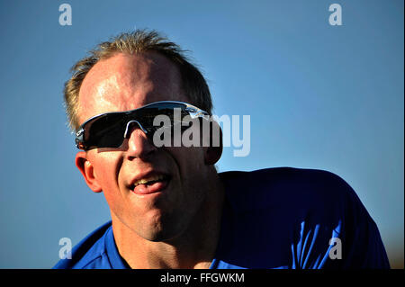 Ex Senior Airman Jeff Odom si prepara a eseguire giri nella sua sedia di gara durante una pista e campo pratica presso la Air Force guerriero selezione giochi camp in Colorado Springs, Colo Foto Stock