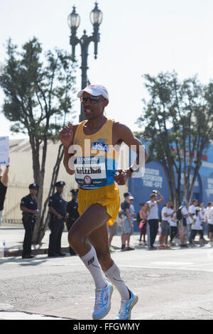 LA, California, USA. Xiii Febbraio, 2016. Il pulsante o la barra MEB Keflezighi finito in seconda posizione con il tempo di 2:12:21 Foto Stock