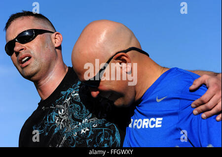 Master Sgt. Paolo Horton e pensionati Chief Master Sgt. Damian Orslene congratularmi con ogni altro dopo il completamento di più 200 metri viene eseguito durante la pratica. Foto Stock