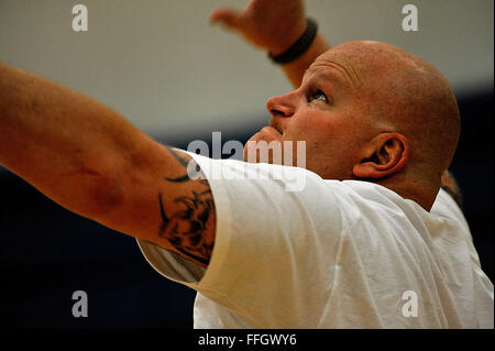 Tech. Sgt. Keith Sekora serve una palla in rete durante una seduta pratica di pallavolo. Sekora è attualmente assegnato a base comune Lewis-Mccorda, nello Stato di Washington, dove lavora nel 446th ingegnere civile Squadron. Foto Stock