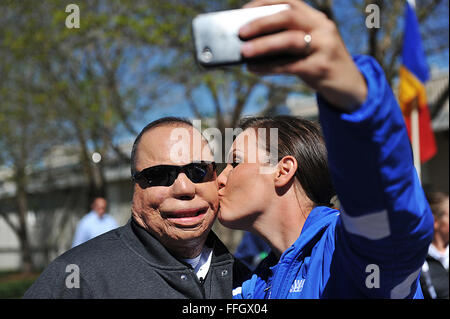 Tech. Sgt. Israele Del Toro, sinistra, riceve un bacio da pensionati PERSONALE USAF Sgt. Stacy Pearsall come lei prende la loro fotografia prima della cerimonia di apertura dei Giochi del guerriero 2012 a Colorado Springs, Colo., Aprile 30, 2012. Del Toro è speciale con il team delle operazioni e Pearsall è con la Air Force team Foto Stock