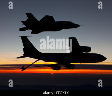 Un F-35 refuels durante la notte su Edwards Air Force Base in California Foto Stock