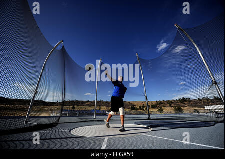 Ritirato Chief Master Sgt. Damian Orslene getta un discus durante la pratica presso la Air Force del team 2012 guerriero selezione giochi camp. Quest'anno, Orslene la volontà di competere nel suo terzo e ultimo guerriero giochi. Foto Stock