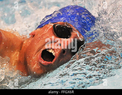 Stati Uniti Air Force 1 Lt. Ryan McGuire si dirige verso la linea di finitura durante i giochi del guerriero 2012 nuoto presso l'U.S. Air Force Academy in Colorado Springs, Colo. Foto Stock