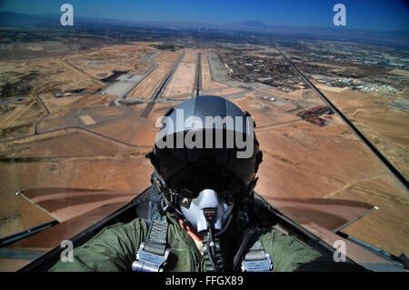 Airman 1. Classe Matteo Bruch, un 1a combattere la telecamera Antenna squadrone fotografo, prende un volo in un sessantacinquesimo Aggressor Squadron F-15D Aquila oltre alla Nellis AFB. Foto Stock
