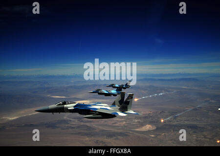 Un F-15E Strike Eagle e due sessantacinquesimo Aggressor Squadron F-16 Fighting Falcons volare in formazione dopo un ring di pugilato contro membri della Air Force Scuola di armi. Foto Stock