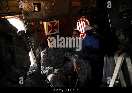 Joint Task Force-Bravo elemento medico personale e il loro interprete (destra) volare nel remoto villaggio di Wawina per un medico di esercizio. Foto Stock