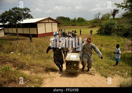 Negli Stati Uniti i membri militare dispiegato per Joint Task Force-Bravo dell'elemento medico a Soto Cano Air Base, Honduras, pack e prendere le loro forniture alla spiaggia per caricare su elicotteri dopo aver visto 533 pazienti nel villaggio costiero di Batalla oltre due giorni. Foto Stock