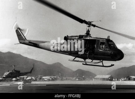 Una forza aerea UH-1F gunship del XIV aria squadrone Commando decolla da una base nel sud del Vietnam per uno sciopero contro il nemico nel 1967. Un 7,62 mm, 600 intorno al minuto mini pistola che sporge dalla porta del velivolo. Foto Stock