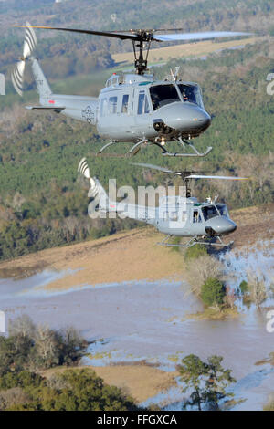 Gli studenti dal ventitreesimo Flying Training Squadron a Fort Rucker, Ala., il pilotaggio UH-1H Iroquois elicotteri, formazione pratica configurazioni di volo. Il ventitreesimo FTS è la terza e ultima fase del pilota di laurea triennale prima della formazione di allievi piloti possono ottenere le loro ali. È la forza dell'aria è fonte primaria di elicottero di formazione pilota per le operazioni speciali, combattere la ricerca e il salvataggio, supporto missilistici e ospite illustre missioni airlift. Foto Stock